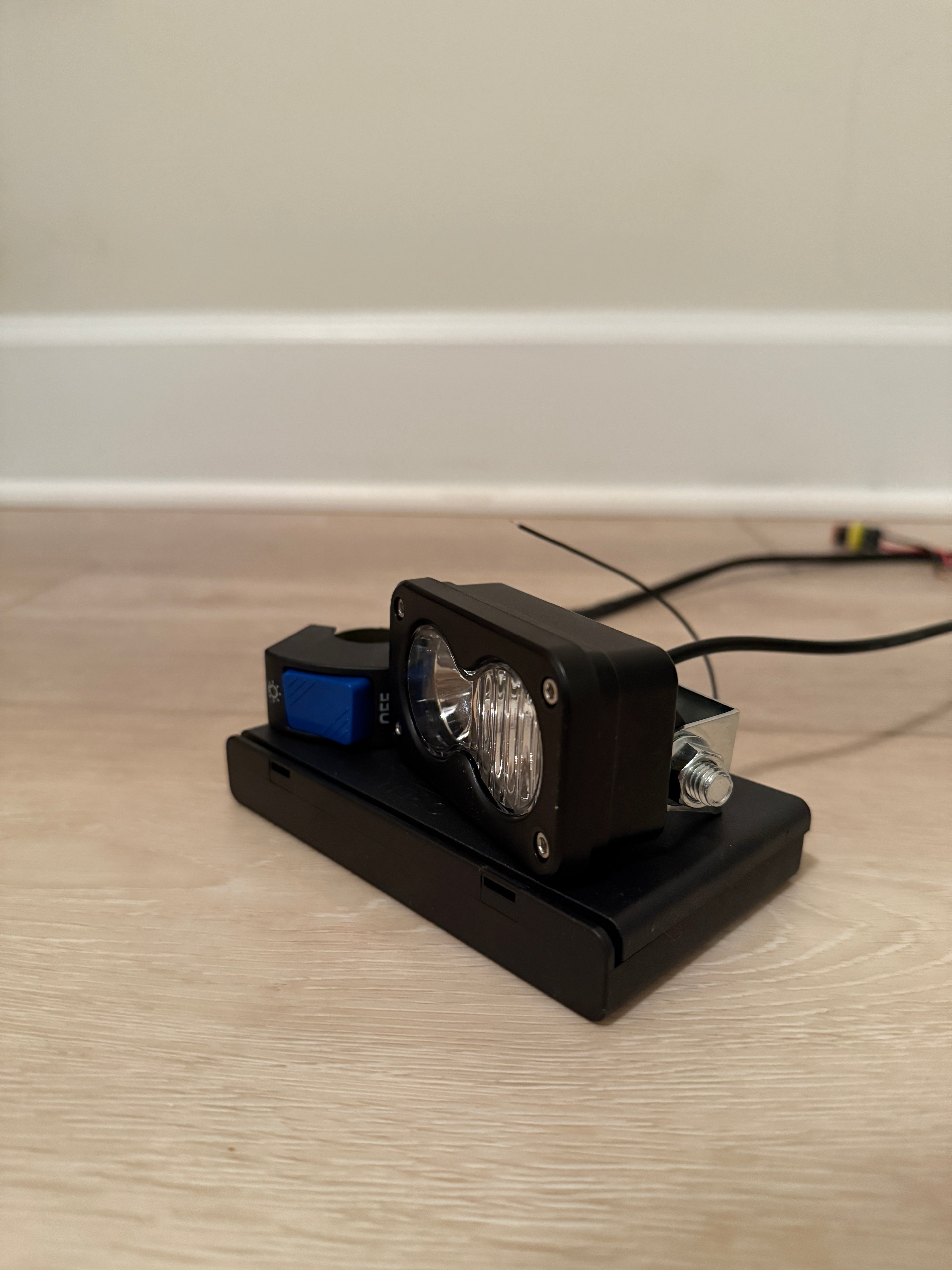 (V-1)Battery Powered Baja light